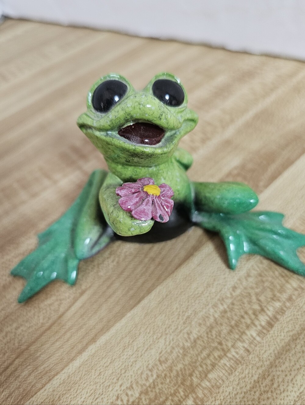 Kitty's Critters Frogive Me Frog Figurine 2004 Flower Whimsical Collectible Flaw